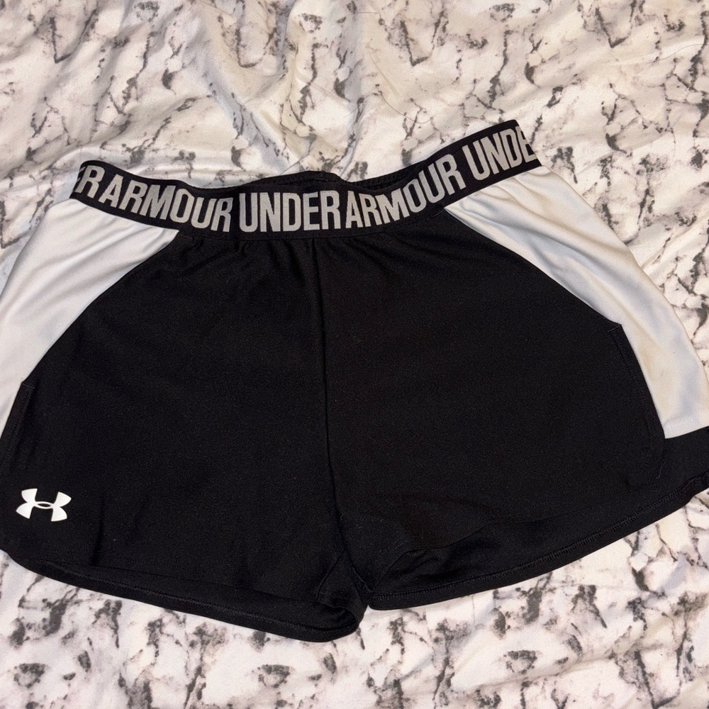 BLACK/WHITE UA SHORTS